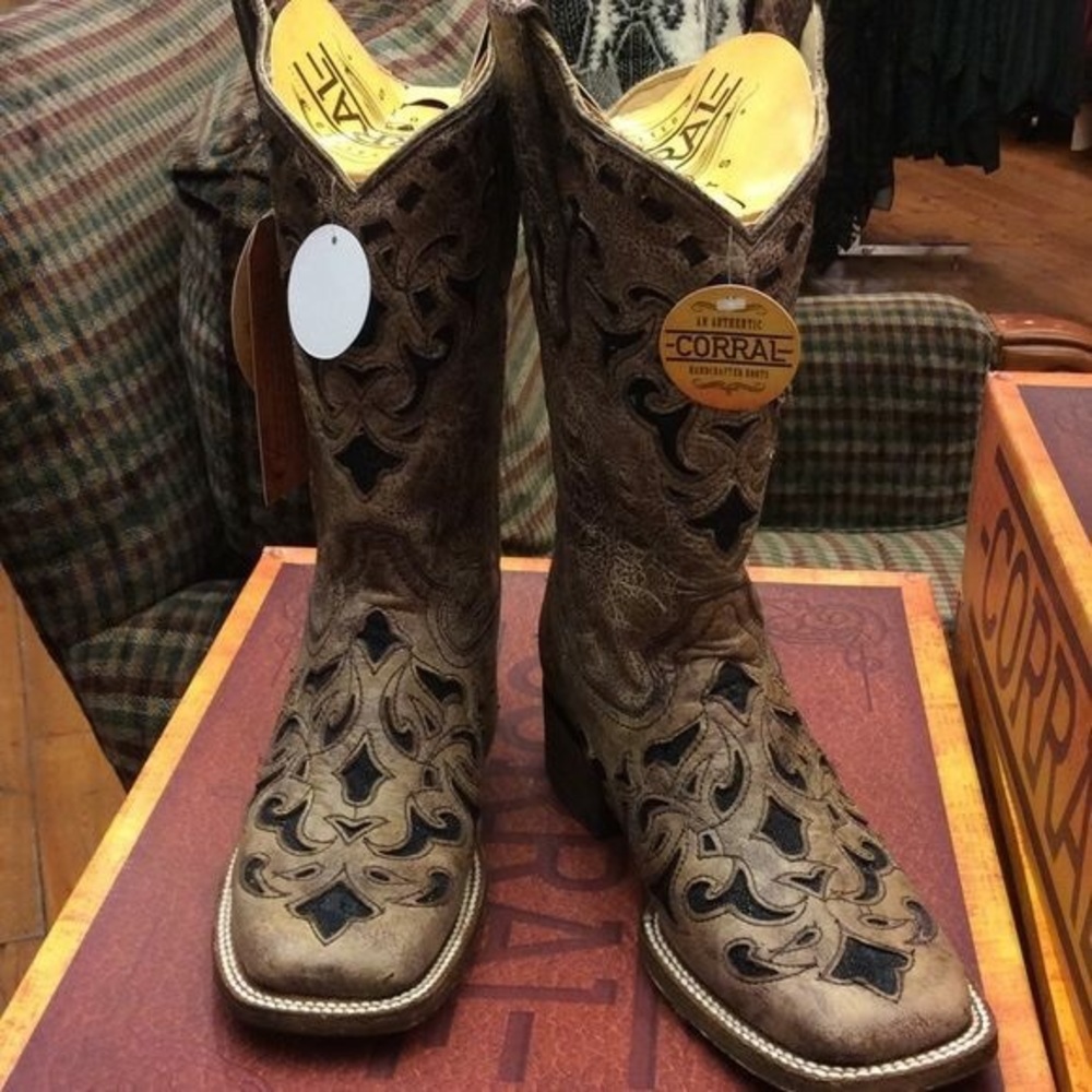 Corral Stingray Inlay - Wide Square Toe Boots